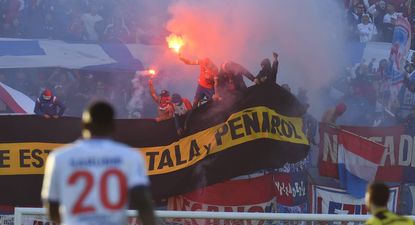 Bandera robada de Peñarol por hinchas de Nacional