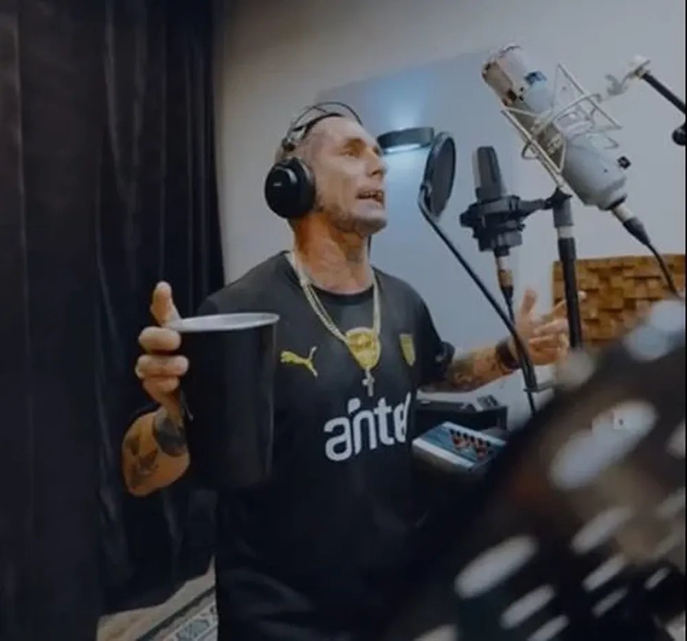 Emanuel Noir, de Ke Personajes, con la camiseta de Peñarol