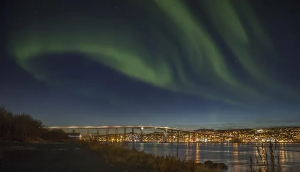 La aurora boreal ilumina el cielo en la ciurad de Tromso, al norte de Noruega