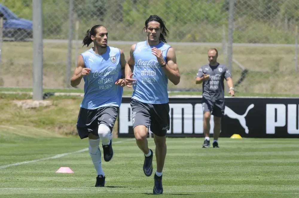 Martín Cáceres y Edinson Cavani en la práctica del sábado