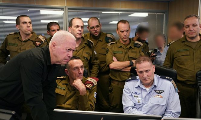 &nbsp;El ministro de Defensa de Israel, Yoav Gallant, junto al jefe del Estado Mayor de las FDI, el general Herzi Halevi, y el jefe adjunto del Estado Mayor de Israel, el general Amir Baram. EFE.