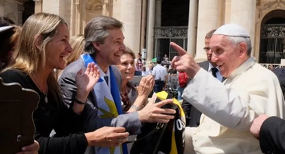 El Papa Francisco recibió en 2014 la camiseta de Peñarol con su nombre en el dorsal y una matera de parte de quien luego sería dirigente del club, Favio Debitonto