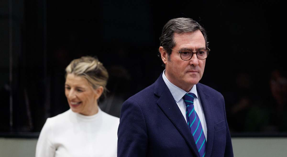 Yolanda Díaz y el presidente de la CEOE.