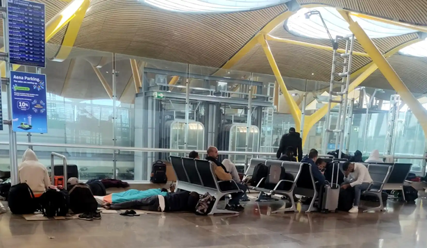Inmigrantes hacinados en la T4 del Aeropuerto de Adolfo Suárez-Madrid Barajas