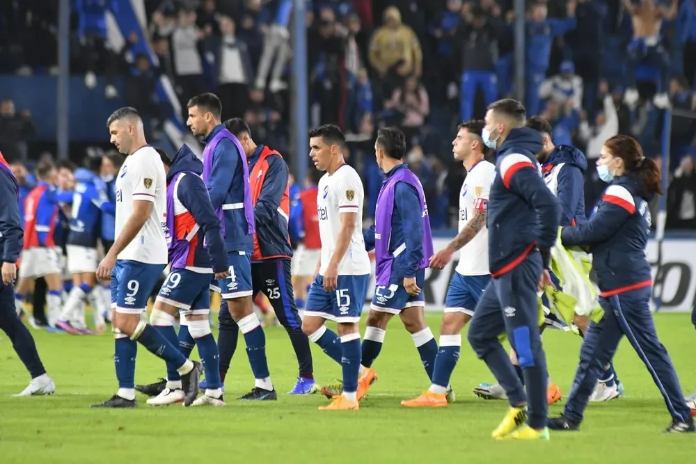 Nacional perdió en la hora ante Vélez Sarsfield y se complicó en la Copa Libertadores