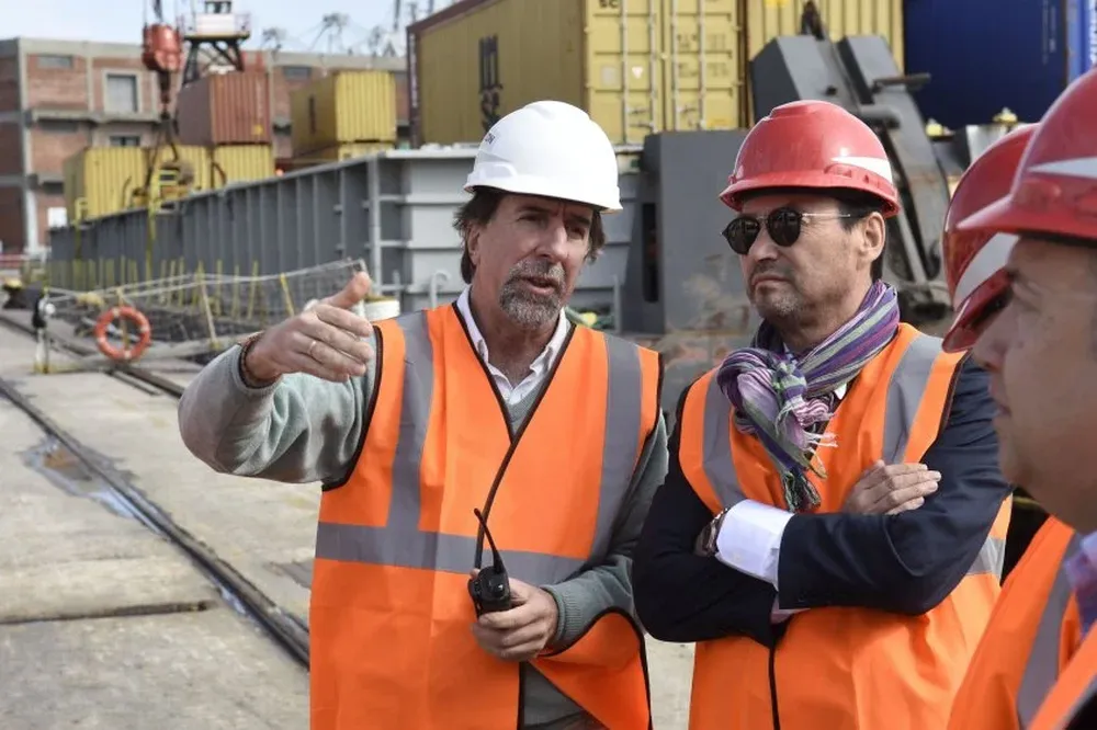 El embajador chileno, Carlos Parker, junto a directivos de Montecon.