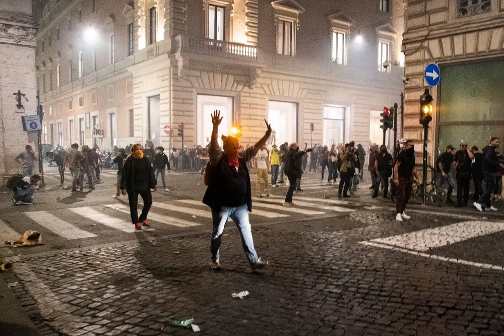 Los manifestantes protestan contra el pase sanitario obligatorio llamado pase verde con el objetivo de limitar la propagación del Covid-19, en el centro de Roma este sábado