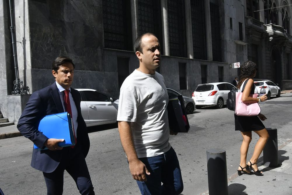 Alfredo Rava con el defensor Sasson