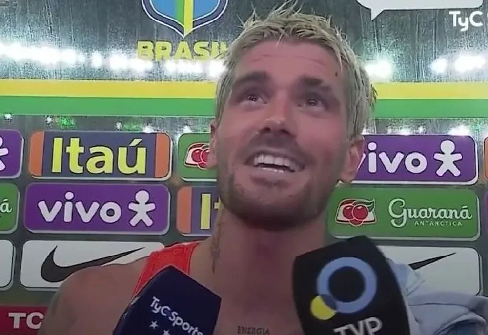 El futbolista dejó un curioso mensaje después del partido