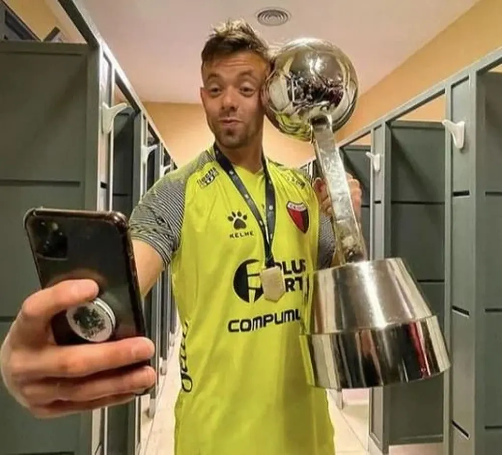 Leonardo Burián se tomó una selfie con la primera copa oficial que ganó Colón de Santa Fe en Primera división