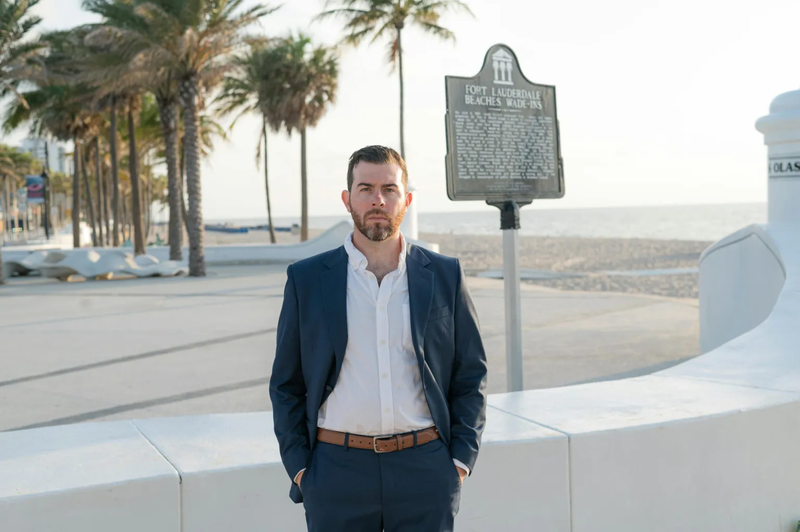 Quién es Oliver Larkin, el "Mamdani de Florida" que busca disputarle una banca al establishment demócrata