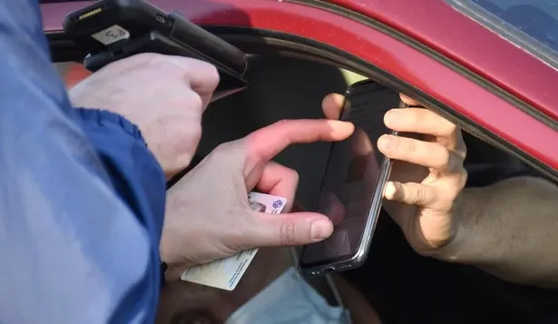 Al ingresar la Policía registra el código QR con el que puede ingresar cada espectador