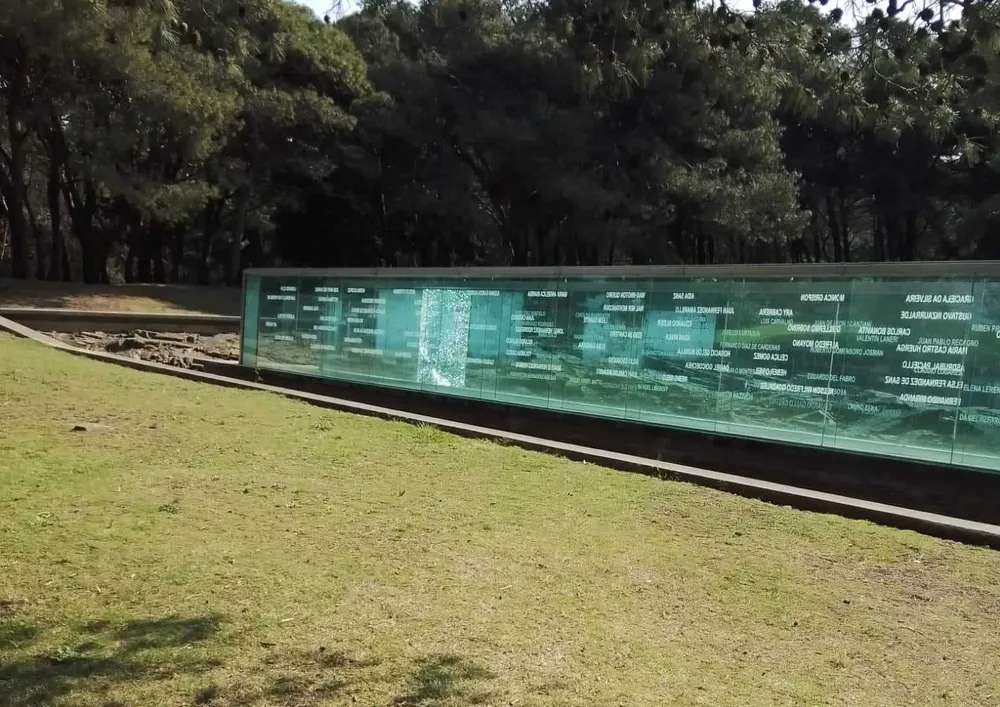 Vandalización del memorial a los detenidos desaparecidos en el Cerro