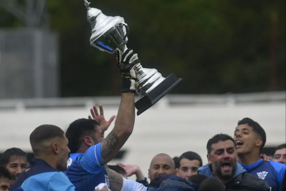 Los jugadores de Cerro celebran el haber ascendido a Primera división dejando por el camino al archirrival, Rampla Juniors