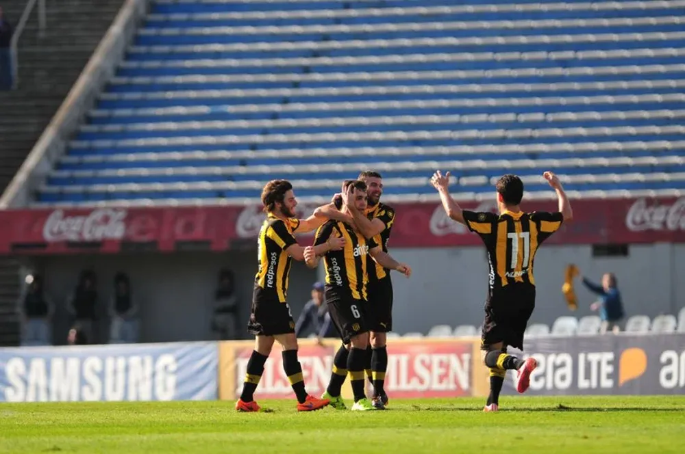 Diogo festeja su golazo