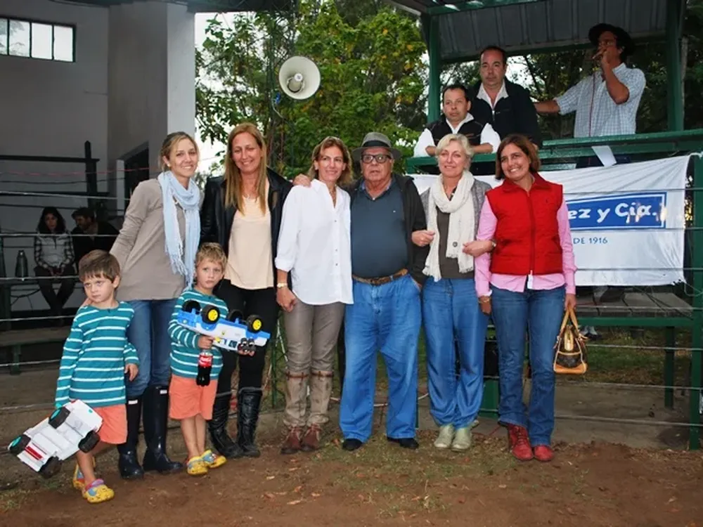 La familia Echenagusía con el equipo del escritorio Valdez y Cía