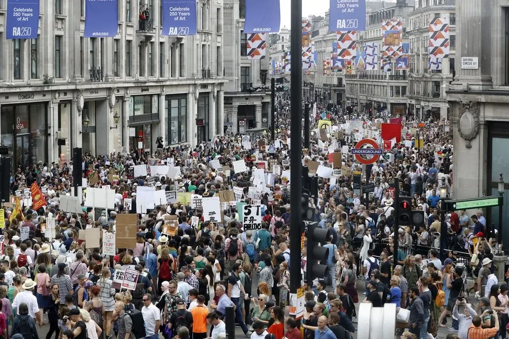 Miles de personas marcharon hacia Trafalgar Square para manifestar su oposición a la visita de Trump a Reino Unido.