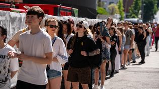 Cientos de&nbsp;de personas hacen cola para la compra de merchandising de Taylor Swift, en los alrededores del Estadio Santiago Bernabéu