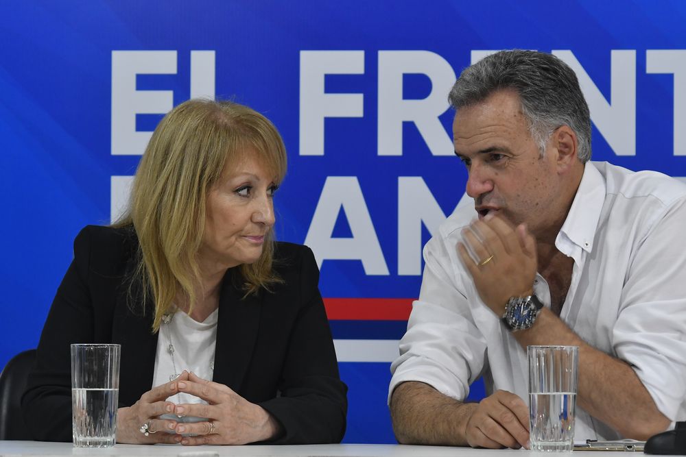 Carolina Cosse junto a Yamandú Orsi. Archivo