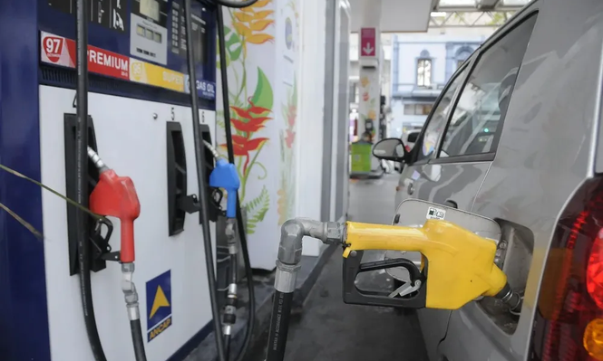 Guerra y combustibles: nuevas cifras proyectan subas de $ 5 en naftas y más de $ 12 en gasoil para junio