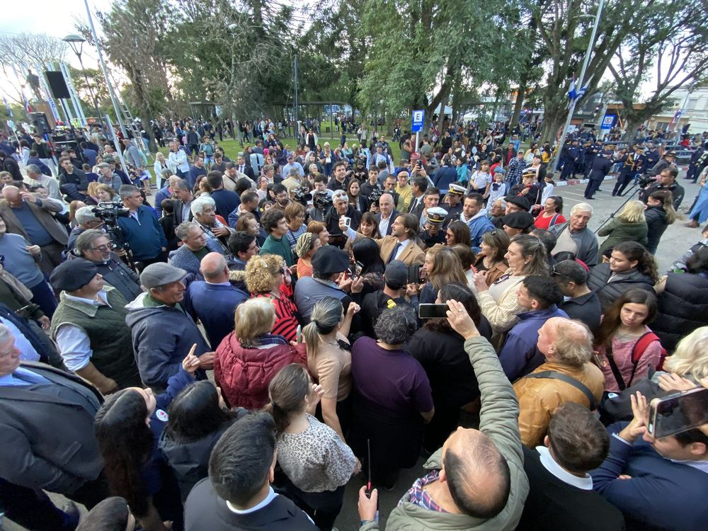Lacalle Pou se saca selfies en un acto en Sauce