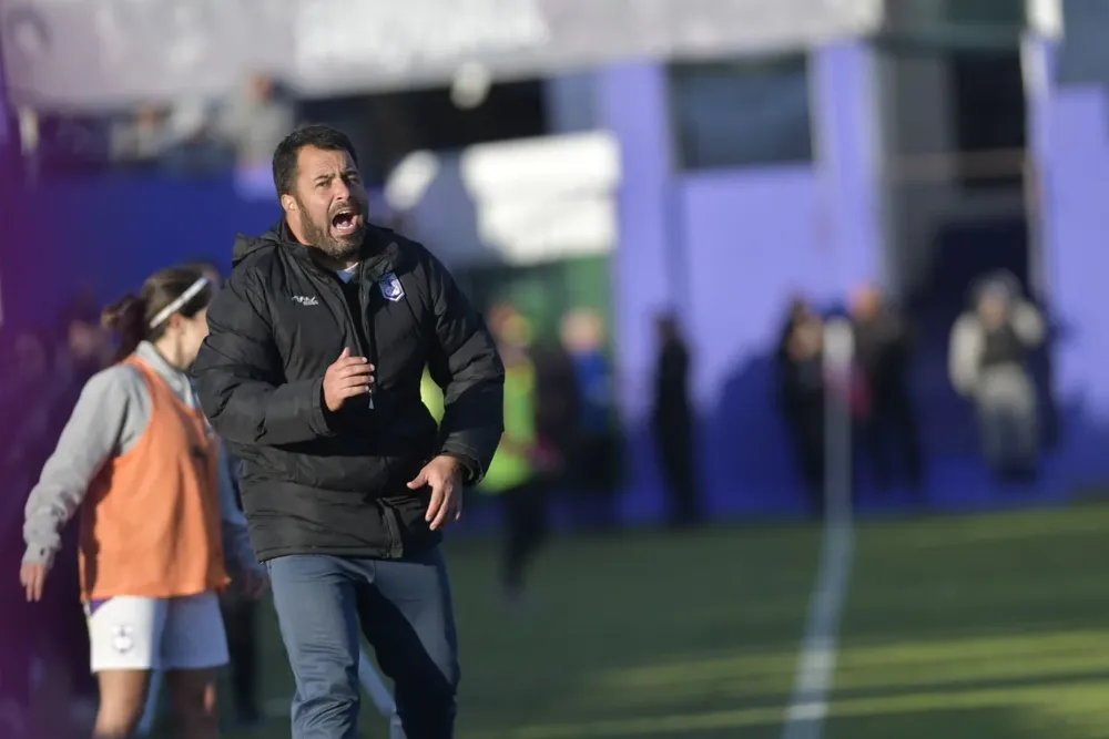 Líber Correa arengando a sus futbolistas