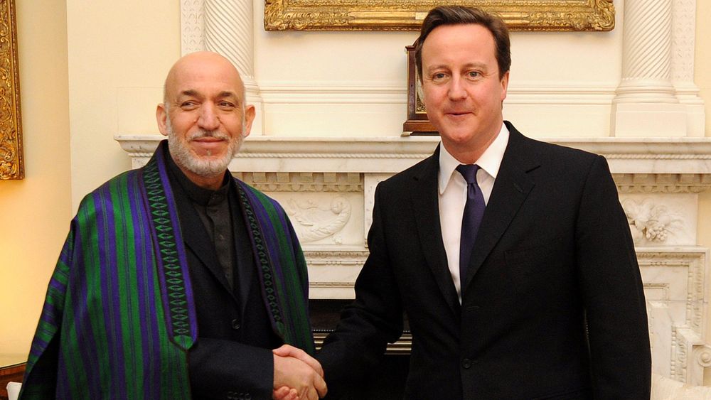 El entonces primer ministro David Cameron (der.) fue informado por el entonces presidente afgano Hamid Karzai (izq.) de las acusaciones de homicidio de civiles, según pudo saber la BBC.