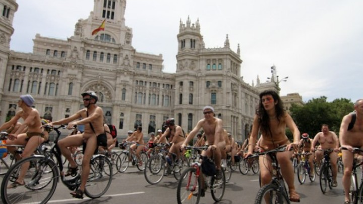 Desnudos Y En Bicicleta La Peculiar Protesta De Ciclistas Que