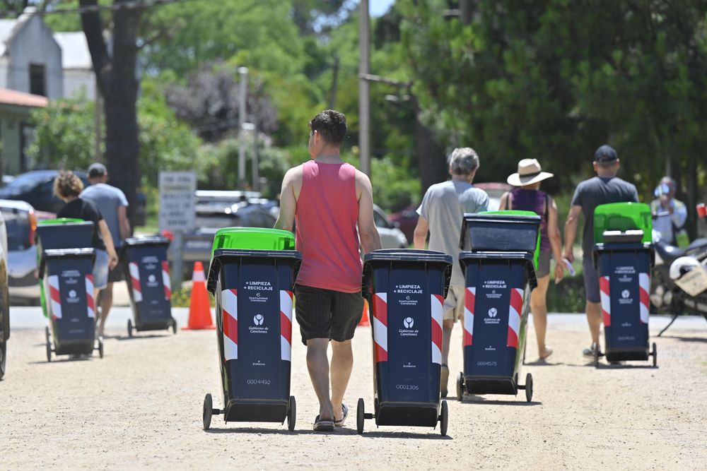 Foto de archivo: entre de contenedores a vecinos en Lomas de Solymar; noviembre de 2022