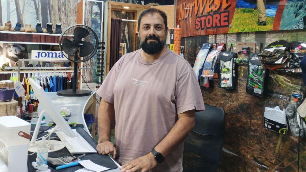 "Tenemos una gran variedad de productos que ellos no tienen", comenta Jorge Aranda, dueño de una tienda deportiva Viña Outlet Park.