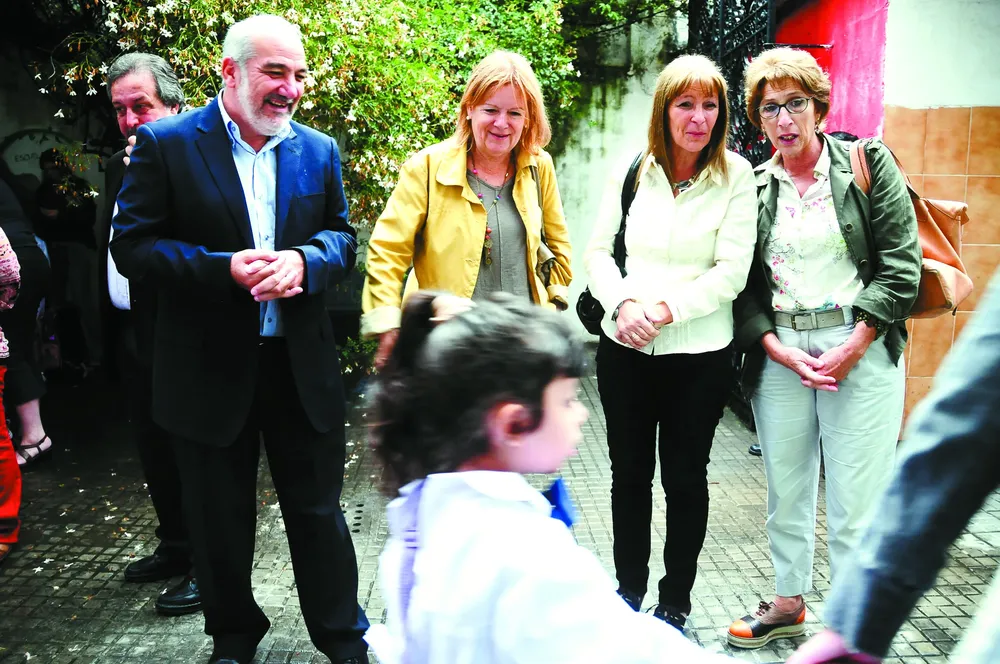 Wilson Netto y Celsa Puente (segunda desde la derecha) visitaron centros junto a otras autoridades al empezar las clases
