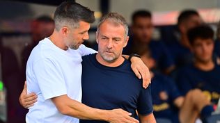 Paulo Pezzolano se saluda con Hansi Flick, técnico de Barcelona &nbsp;