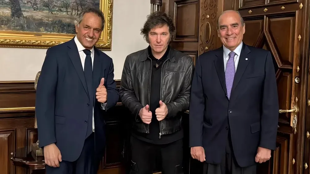 El flamante secretario Daniel Scioli junto al presidente Javier Milei y el ministro del Interior Guillermo Francos