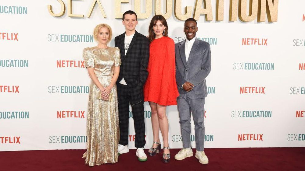 Anderson en 2020, junto a los protagonistas de la exitosa serie Sex Education.