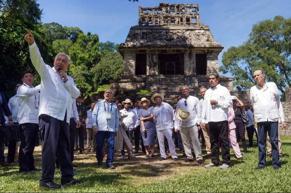 El presidente de México, Andrés Manuel López Obrador, y sus pares participantes de la región durante un aparte en la cumbre realizada en Palenque.