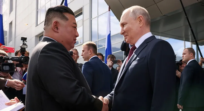 El presidente ruso, Vladimir Putin, (D) y el líder norcoreano Kim Jong un (I).