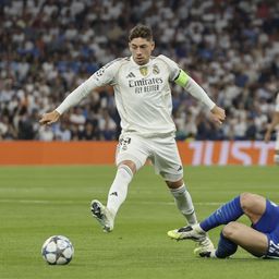 El centrocampista uruguayo del Real Madrid Federico Valverde se escapa del danés Pierre-Emile Højbjerg, de Olympique de Marsella, durante el partido de la primera jornada de la Liga de Campeones El centrocampista uruguayo del Real Madrid Federico Valverde se escapa del danés Pierre-Emile Højbjerg, de Olympique de Marsella, durante el partido de la primera jornada de la Liga de Campeones