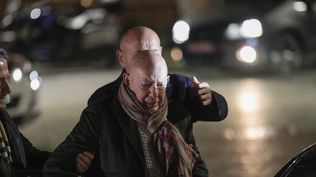 Nahnam, hermano de Isak Andic, fundador de Mango, fallecido el sábado en un accidente de montaña en Montserrat, a su llegada a la capilla ardiente de su hermano instalada en el tanatorio barcelonés de Les Corts. Foto: EFE.