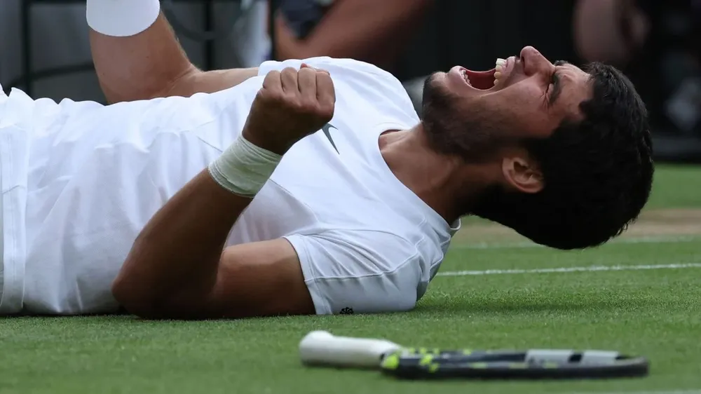 Carlos Alcaraz acaba de ganar y entrar en la historia grande del tenis.