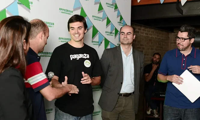El jurado de APPCircus Montevideo y el organizador Martín Larre saludan a Marcelo Lanfranconi de Paganza