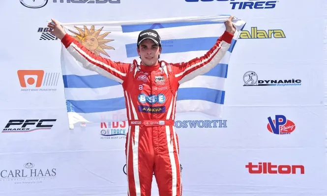 Santiago Urrutia, en lo más alto del podio, con la bandera de Uruguay