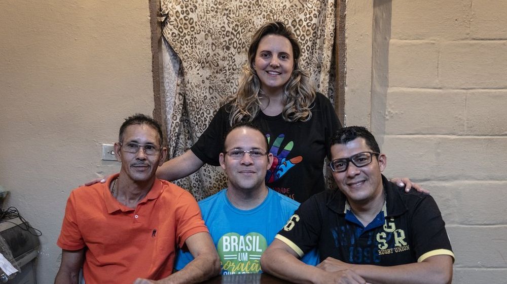 Joyce Simões nulladoptónull a los venezolanos Héctor Antuare, Teoscar Ramon Mata y Luis Nelson Baena. (Foto: Gui Christ)