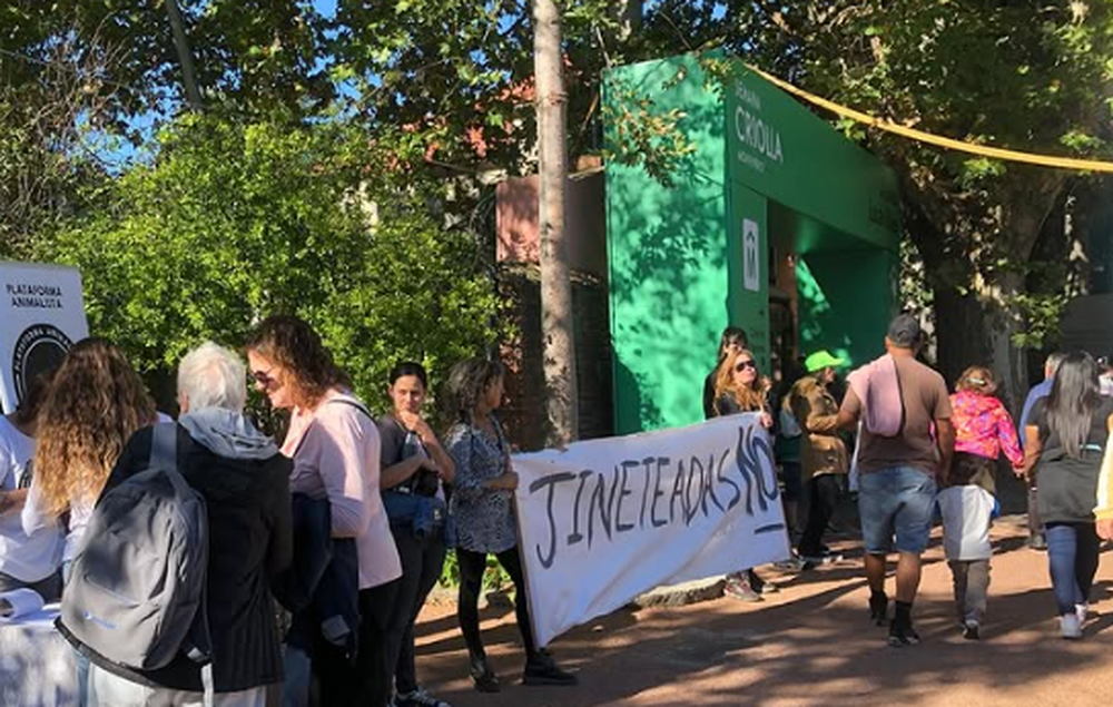 Manifestación de los animalistas contra las jineteadas en la Semana Criolla