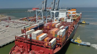 Portacontenedores en el puerto.