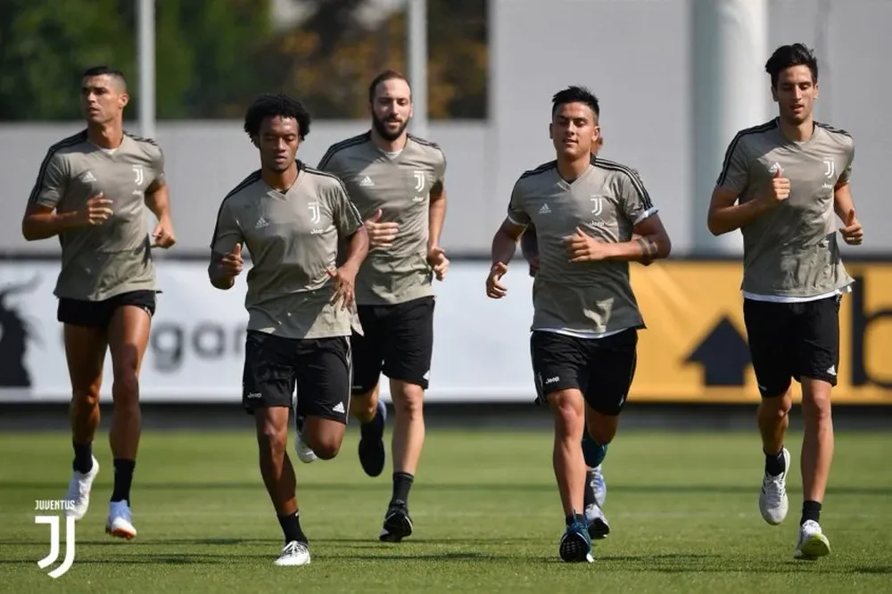 Bentancur trotando en el grupo de Ronaldo