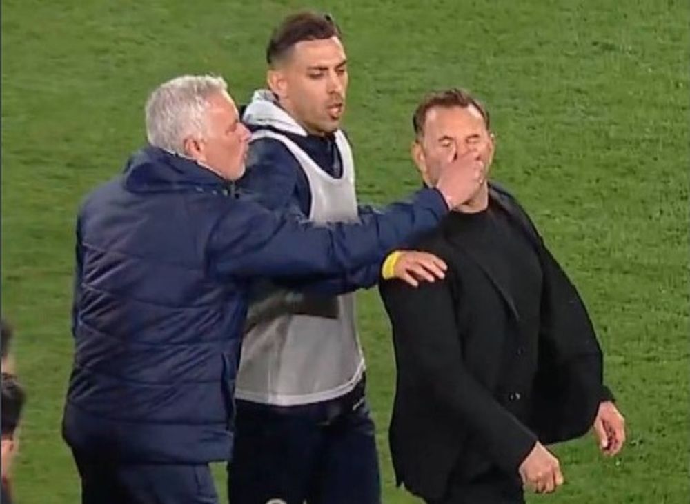 La agresión de Mourinho a Buruk La agresión de Mourinho a Buruk