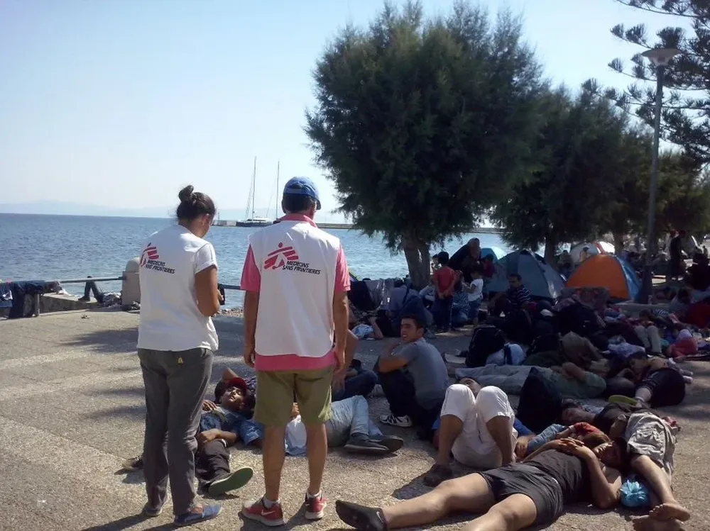 El equipo de Médicos Sin Fronteras (MSF) conversa con migrantes que acampan en Kos.