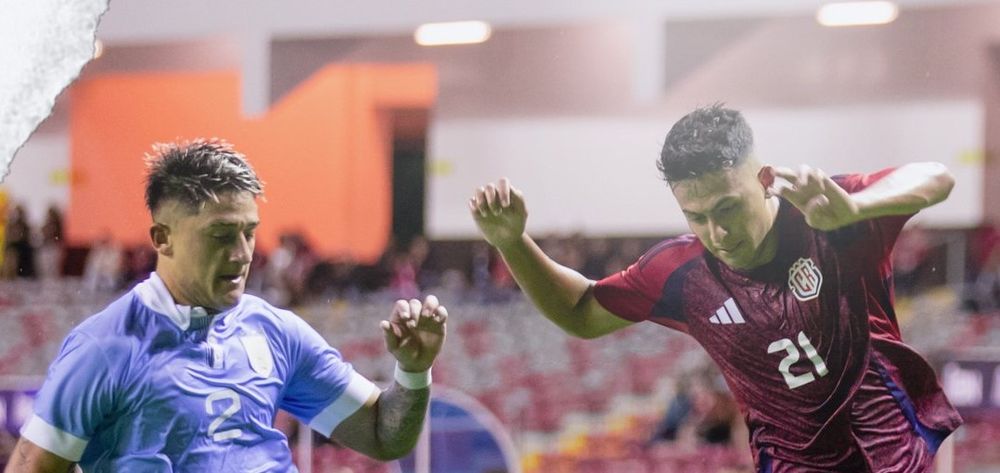 Mauro Brasil de la selección de Uruguay ante Álvaro Zamora de Costa Rica