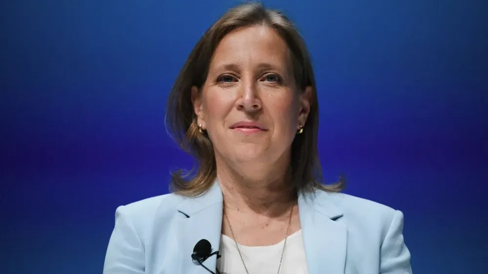 Susan Wojcicki se convenció en 2005 con un títere violeta que la idea de subir videos a internet sería un éxito.