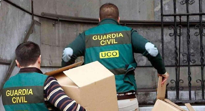Integrantes de la Unidad Central Operativa de la Guardia Civil en un allanamiento.